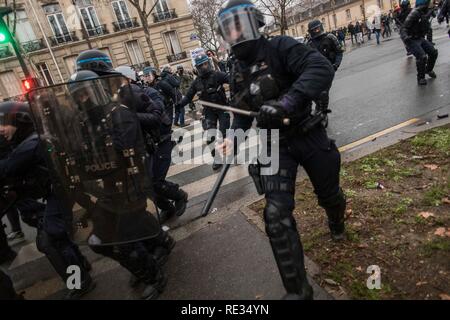 Paris, Frankreich. 19. Jan 2019. Die Bereitschaftspolizei gegen die Masse während einer Demonstration gegen die französische Präsident Längestrich Politik. Gelbe weste Demonstranten versammelt und marschierten auf den Straßen von Paris ein weiteres Samstag auf, was Sie die Akte X gegen die Politik der französische Präsident Emmanuel's Längestrich nennen. Credit: SOPA Images Limited/Alamy leben Nachrichten Stockfoto