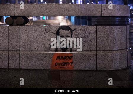 Paris, Frankreich. 19. Jan 2019. Anti Emmanuel Längestrich Graffiti in den Straßen von Paris während einer Demonstration gegen die französische Präsident Längestrich Politik gesehen. Gelbe weste Demonstranten versammelt und marschierten auf den Straßen von Paris ein weiteres Samstag auf, was Sie die Akte X gegen die Politik der französische Präsident Emmanuel's Längestrich nennen. Credit: SOPA Images Limited/Alamy leben Nachrichten Stockfoto