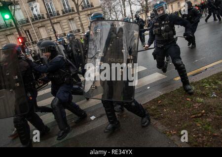 Paris, Frankreich. 19. Jan 2019. Die Bereitschaftspolizei gegen die Masse während einer Demonstration gegen die französische Präsident Längestrich Politik. Gelbe weste Demonstranten versammelt und marschierten auf den Straßen von Paris ein weiteres Samstag auf, was Sie die Akte X gegen die Politik der französische Präsident Emmanuel's Längestrich nennen. Credit: SOPA Images Limited/Alamy leben Nachrichten Stockfoto