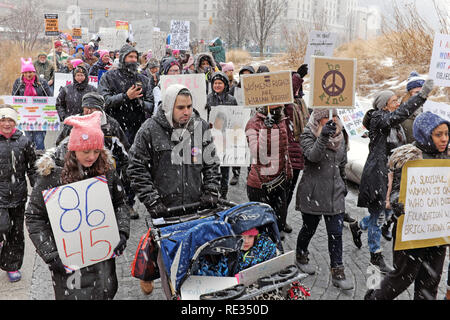 Cleveland, Ohio, USA, 19. Januar, 2019. Ein Mann schiebt einen Kinderwagen durch Sturm Harper während im März 2019 der Frauen in der Innenstadt von Cleveland, Ohio. Credit: Mark Kanning/Alamy Leben Nachrichten. Stockfoto