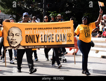 Florida, USA. 19. Jan 2019. Menschen März in der jährlichen Dr. Martin Luther King, Jr. Day Parade am 19. Januar 2019 in Orlando, Florida. (Paul Hennessy/Alamy) Credit: Paul Hennessy/Alamy leben Nachrichten Stockfoto