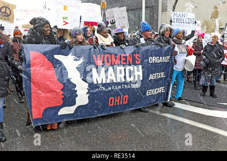 Cleveland, Ohio, USA, 19. Januar, 2019. Der erwartete Sturm Harper hat seinen Auftritt in der Innenstadt von Cleveland, der 2019 von Frauen März seinen Weg durch die Straßen von Cleveland. Credit: Mark Kanning/Alamy Leben Nachrichten. Stockfoto