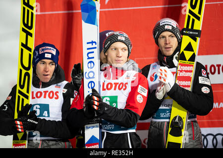 Zakopane, Polen. 19. Jan 2019. Zakopane, Spanien. 19. Jan 2019. Die österreichischen Skispringer Team auf dem Podium gesehen, da sie den zweiten Platz während das Team HS-134 Wettbewerb der FIS Skisprung Weltcup in Zakopane. Credit: SOPA Images Limited/Alamy Live News Credit: SOPA Images Limited/Alamy leben Nachrichten Stockfoto