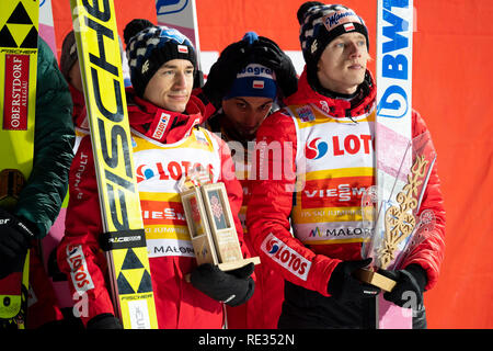 Zakopane, Polen. 19. Jan 2019. Zakopane, Spanien. 19. Jan 2019. Die polnische Skispringer Team auf dem Podium gesehen, da sie den dritten Platz im Team HS-134 Wettbewerb der FIS Skisprung Weltcup in Zakopane. Credit: SOPA Images Limited/Alamy Live News Credit: SOPA Images Limited/Alamy leben Nachrichten Stockfoto