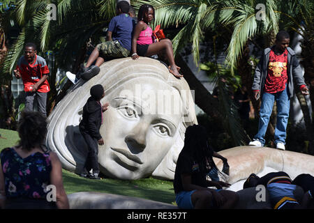 Florida, USA. 19. Jan 2019. Spielen die Kinder auf die "Verwendung der Entdeckung' Skulptur von Meg White Lake Eola Park am Januar 19, 2019 in Orlando, Florida. (Paul Hennessy/Alamy) Credit: Paul Hennessy/Alamy leben Nachrichten Stockfoto