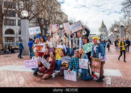 San Francisco, USA. 19. Jan 2019. Eine Gruppe von Freunden die Teilnahme bis März Veranstaltung schildern die Frauen mit verschiedenen Nachrichten; das Rathaus Gebäude im Hintergrund sichtbar Stockfoto