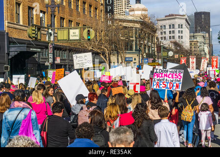 San Francisco, USA. 19. Jan 2019. Die Teilnehmer bis März Veranstaltung schildern die Frauen mit verschiedenen Fehlermeldungen beim Marschieren auf der Market Street in der Innenstadt von San Francisco. Stockfoto