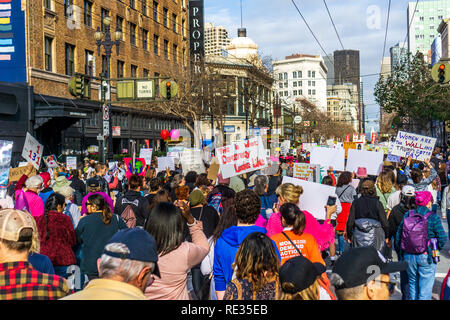 San Francisco, USA. 19. Jan 2019. Die Teilnehmer bis März Veranstaltung schildern die Frauen mit verschiedenen Fehlermeldungen beim Marschieren auf der Market Street in der Innenstadt von San Francisco. Stockfoto