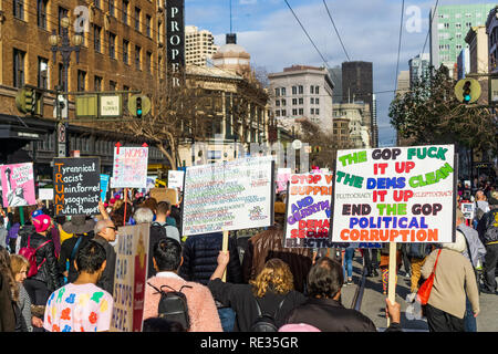 San Francisco, USA. 19. Jan 2019. Die Teilnehmer bis März Veranstaltung Zeichen der Frauen mit unterschiedlichen sozialen und politischen Meldungen beim Marschieren auf der Market Street in der Innenstadt von San Francisco. Stockfoto