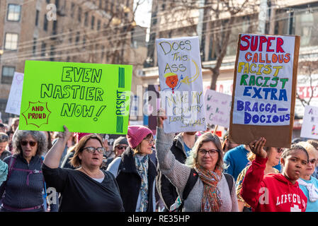 San Francisco, USA. 19. Januar, 2019. März San Francisco der Frauen, Frauen marchers Anti-Trump Protest unterzeichnet. Credit: Shelly Rivoli/Alamy leben Nachrichten Stockfoto