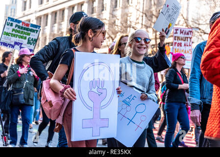 San Francisco, USA. 19. Januar, 2019. Zwei junge Mädchen März zusammen, und lächelnd am März San Francisco bei den Frauen. Credit: Shelly Rivoli/Alamy leben Nachrichten Stockfoto