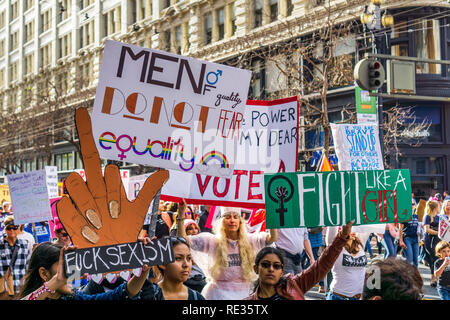 San Francisco, USA. 19. Jan 2019. Die Teilnehmer bis März Veranstaltung schildern die Frauen mit verschiedenen Frauen Rechte ähnliche Meldungen beim Marschieren auf der Market Street in der Innenstadt von San Francisco. Stockfoto