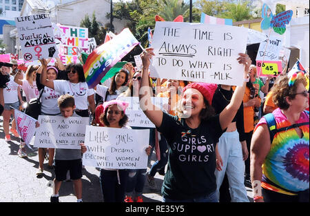 Florida, USA. 19. Jan 2019. Die Demonstranten tragen Schilder im März des dritten jährlichen Frauen am Januar 19, 2019 in Orlando, Florida. (Paul Hennessy/Alamy) Credit: Paul Hennessy/Alamy leben Nachrichten Stockfoto