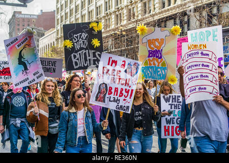 San Francisco, USA. 19. Jan 2019. Die Teilnehmer bis März Veranstaltung schildern die Frauen mit verschiedenen Frauen Rechte ähnliche Meldungen beim Marschieren auf der Market Street in der Innenstadt von San Francisco. Stockfoto