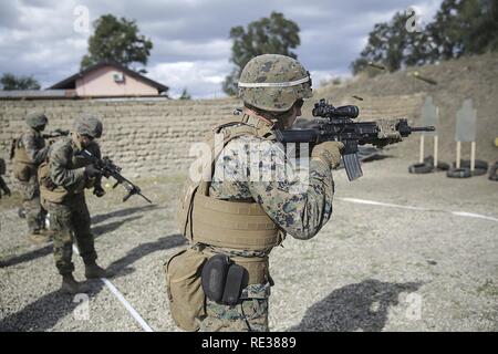 LCpl Ethan Colbert, ein rifleman mit speziellen Zweck Marine Air-Ground Task Force Krise Response-Africa führt ein Ausfall-zu-Bohrer von der 10 Meter Linie stop während einer Bekämpfung der Treffsicherheit Bereich in der Nähe von Naval Air Station Sigonella, Italien, 9. November 2016. Die Marines konzentrierte sich auf das Schießen in den Grundlagen, der zunehmende Vertrautheit mit der M4A1 service Gewehr durch die Durchführung von Bohrer aus Entfernungen von 5 bis 25 Metern. Die oberen vier Shooters beendete die Reihe von konkurrierenden in das gesamte Spektrum von Techniken und Übungen, die den ganzen Tag geübt wurden. Us-Marines und Matrosen zu speziellen Zweck Mari zugeordnet Stockfoto