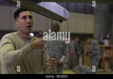 Us Air Force Staff Sgt. Matthäus Alcala, 52 Aircraft Maintenance Squadron Waffen-Spezialisten und Last crew Competition Team Mitglied, arbeitet an einer F-16 Fighting Falcon während der vierteljährlichen Waffen laden Wettbewerb im Hangar 1 in Spangdahlem Air Base, Germany, November 10, 2016. Die Last crew Wettbewerb erforderlich zwei Teams von drei konkurrierenden Mitglieder Waffen auf den Flügeln einer F-16 zu laden so schnell und genau wie möglich. Stockfoto