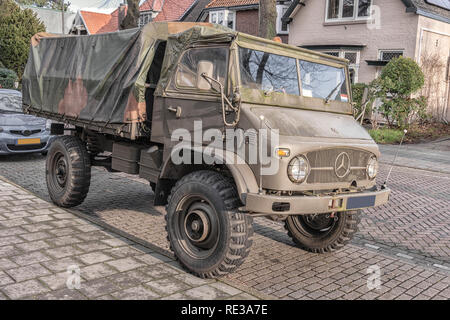 Alte grüne Armee-LKW auf der Straße geparkt Stockfoto