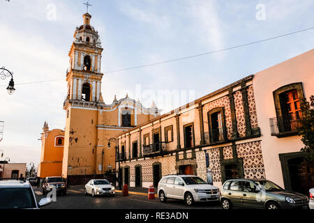 Eine gelbe Farbe einzigen Glockenturm Kirche in Cholula Puebla, Mexiko Stockfoto