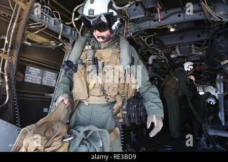 Maj. Christopher M. Demars lasten Zahnrad auf eine MV-22 B Osprey in der Vorbereitung für eine Lieferung im Marine Corps abgelegenen Feld Camp Davis, N.C., Nov. 8, 2016. Die Marines praktizierten ihre Air drop Lieferung Fähigkeiten durch Fallenlassen Container zu simulieren, das Gewicht und die Abmessungen der Lieferungen aus dem Flugzeug bedeutete. Demars ist eine MV-22 B Osprey Pilot mit Marine Medium Tiltrotor Geschwader 263 in der Marine Corps Air Station New River, N.C. Stockfoto