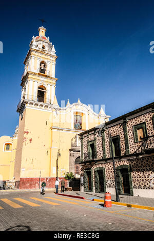 Eine gelbe Farbe einzigen Glockenturm Kirche in Cholula Puebla, Mexiko Stockfoto