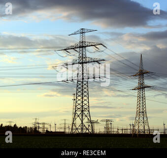 Strommasten für den Transport von Elektrizität Stockfoto