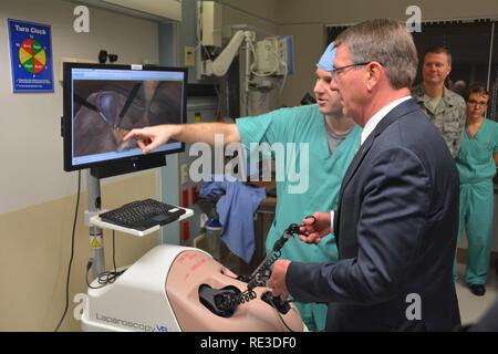 US-Verteidigungsminister Ash Carter Lünetten seine Hand mit der Laparoskopie Simulator unter den geschulten Augen der US-Armee Generalmajor John Ritchie während seiner November 16 Besuch Brooke Army Medical Center, Fort Sam Houston, Texas. BAMC ist die Armee der größte und geschäftigste medizinisches Zentrum. Sekretärin Carter dankte persönlich verwundete und kranke Krieger, ihre Familien und BAMC Personal für ihren Dienst und Opfer. Sekretärin Carter tourte Labs und Simulation Zentren bahnbrechende Fortschritte in der bildgebenden Diagnostik und neue medizinische Trainingshilfen. Sein Besuch bei BAMC war Teil einer Tour des Joint Base San Antonio mit s Stockfoto