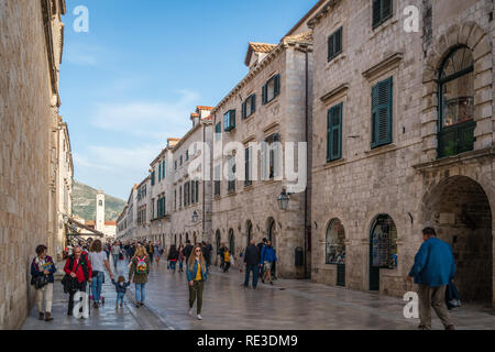 Dubrovnik, Kroatien - April 2018: Touristen Wandern, Sightseeing oder sitzen in Restaurants in der Altstadt von Dubrovnik Stockfoto