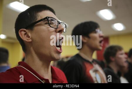 Rekruten von Echo Company, 2. rekrutieren Ausbildung Bataillon, stand auf gelben Fuß druckt während einer Uniform Code of Military Justice Kurze während des Empfangs des Marine Corps Recruit Depot San Diego, November 14. An diesem Punkt, Rekruten der Artikel des UCMJ, die für diese gelten, während sie in der Ausbildung zu rekrutieren, werden informiert. Jährlich mehr als 17.000 Männer aus den westlichen Recruiting Region rekrutiert werden an MCRD San Diego ausgebildet. Echo ist zu graduieren Feb.10 geplant. Stockfoto