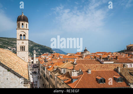 Dubrovnik, Kroatien - April 2018: Kirchturm der Kirche und die Dächer der alten Häuser in Dubrovnik, gesehen von der Altstadt Stadtmauer Stockfoto