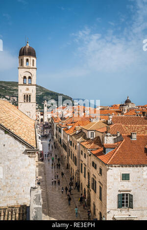 Dubrovnik, Kroatien - April 2018: Kirchturm der Kirche und die Dächer der alten Häuser in Dubrovnik, gesehen von der Altstadt Stadtmauer Stockfoto