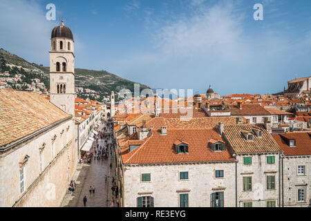 Dubrovnik, Kroatien - April 2018: Kirchturm der Kirche und die Dächer der alten Häuser in Dubrovnik, gesehen von der Altstadt Stadtmauer Stockfoto