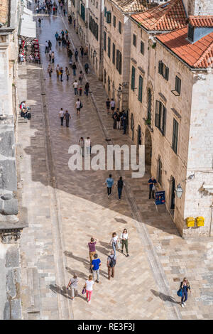 Dubrovnik, Kroatien - April 2018: Touristen zu Fuß an der Hauptstraße zwischen den alten Häusern in Dubrovnik, von der Altstadt gesehen befestigten Mauern Stockfoto