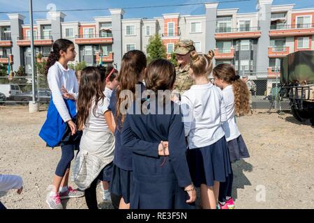 Studenten und Dozenten von Emek hebräische Akademie Teichman Thora Familienzentrum in Sherman Oaks, Kalifornien, sprechen für einen Soldaten vom 270th Military Police Company, 49. Military Police Brigade, Kalifornien Army National Guard, vor Beginn des wachsam Guard 17 an die Federal Emergency Management Agency (FEMA) Kalifornien Task Force 1, Los Angeles. "Eines der Dinge, Kühler war, einige der Weibchen kam auf mich zu Fragen,"Nun, warum wir nicht in der Armee dürfen?" Tja, was? Ich habe tatsächlich einige weibliche Soldaten, die erfolgreich gewesen, wer bereitgestellt haben,"erklärte 1st Lt. Brian Frizzle, 270t Stockfoto