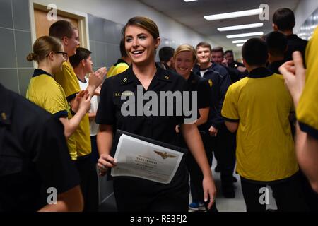 ANNAPOLIS, Md (Nov. 17, 2016) US Naval Academy erstklassige Midshipmen feiern, als Sie Ihren Service Aufgaben während einer Zeremonie im Bancroft Halle erhalten. Bei dieser jährlichen Veranstaltung, die Midshipmen erfahren, welche warfare Community Sie werden sich nach dem Studium, im Mai. Stockfoto