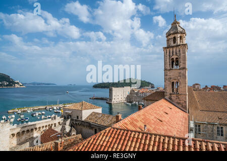 Dubrovnik, Kroatien - April 2018: Kirchturm der Kirche und die Dächer der alten Häuser in Dubrovnik, gesehen von der Altstadt Stadtmauer Stockfoto