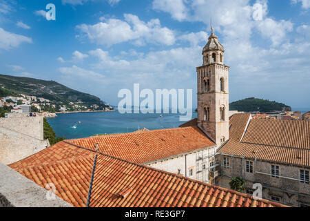 Dubrovnik, Kroatien - April 2018: Kirchturm der Kirche und die Dächer der alten Häuser in Dubrovnik, gesehen von der Altstadt Stadtmauer Stockfoto