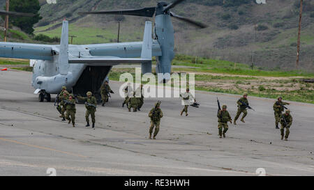 Japan Masse Verteidigung-kraft Soldaten mit 1 amphibische Schnelle Entwicklung Regiment, Ausfahrt ein MV-22 Osprey tiltrotor Aircraft und Einrichten eines Sicherheitsbereichs während Iron Fist 18.01.2019 auf US Marine Corps Base Camp Pendleton, Ca. Übung Iron Fist ist eine jährliche, multilateralen Ausbildung Übung, in der US-amerikanischen und japanischen Service Mitglieder trainieren gemeinsam und teilen Techniken, Taktiken und Verfahren der operativen Fähigkeiten zu verbessern. (U.S. Marine Corps Foto von Cpl. Cutler Brice) Stockfoto