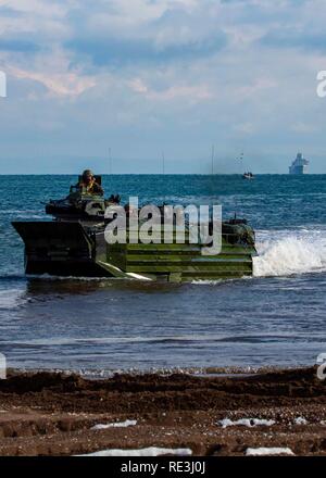 Ein US-Marine AAV/P7-A1 Assault amphibian Fahrzeuge mit Bataillon Landung Team, 1.BATAILLON, 2. Marine Regiment, 22 Marine Expeditionary Unit, kommen an Land während der Übung Alexander der Große (ATG) 2019 in Volos, Griechenland, Jan. 5, 2019. Übung ATG ist ein bi-lateral US/Griechisch (Hellenic) Übung entwickelt, die Interoperabilität zwischen den US-Marines und der griechischen Marine Infanterie Kräfte zu erhöhen, mit dem Ziel, die Ausübung platoon-zu-Bataillon Infanterie-Feld und amphibische Fähigkeiten, um die Bereitschaft zu verbessern und Beziehungen stärken. Diese Übung trägt dazu bei, die Bereitschaft zur Unterstützung der N Stockfoto