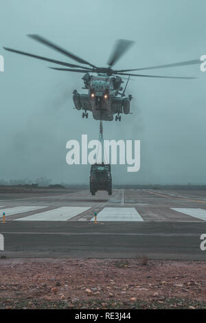 Ein U.S. Marine Corps CH-53E Super Stallion hebt ein 7-Tonnen-LKW während der Durchführung eines Hubschraubers Support Team Training in der Marine Corps Air Station Miramar, Kalifornien, Jan. 17, 2019. Das Training wurde ausgeführt Fahrzeug Transport zu zeigen. (U.S. Marine Corps Foto von Lance Cpl. Betzabeth Y. Galvan) Stockfoto