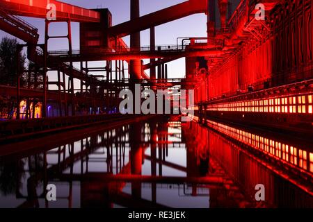 Kokerei Zollverein, beleuchtet, UNESCO-Weltkulturerbe, Essen, Ruhrgebiet, Nordrhein-Westfalen Stockfoto