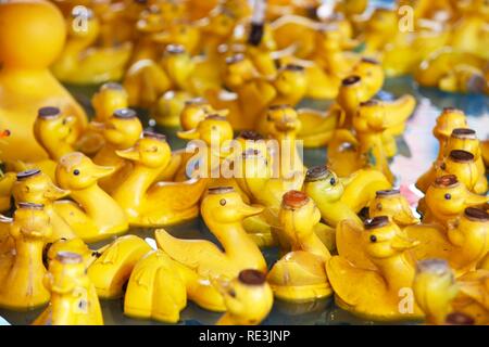 Angeln Enten Spiel der Fähigkeit, Cranger Kirmes Messe, der größten Messe im Ruhrgebiet, am Rhein-Herne-Kanal, Herne Stockfoto