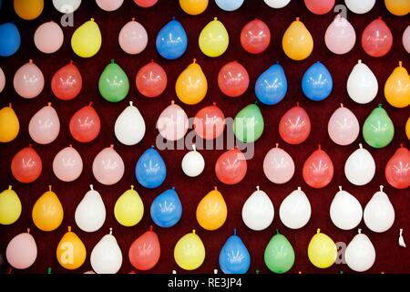 Ballon Spiel, Cranger Kirmes Messe, der größten Messe im Ruhrgebiet, am Rhein-Herne-Kanal, Herne, Nordrhein-Westfalen Stockfoto