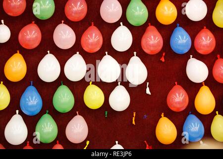 Ballon Spiel, Cranger Kirmes Messe, der größten Messe im Ruhrgebiet, am Rhein-Herne-Kanal, Herne, Nordrhein-Westfalen Stockfoto