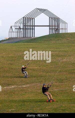 Kite-Skating auf der Halde Norddeutschland Schotterhaufen in Neukirchen-Vluyn, Nordrhein-Westfalen Stockfoto