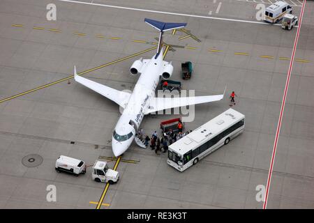 Flughafen Düsseldorf International, Lufthansa Regional Flugzeug auf der Rollbahn, boarding Passagiere, Bombardier CRJ 200, Düsseldorf. Stockfoto