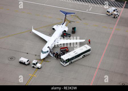 Flughafen Düsseldorf International, Lufthansa Regional Flugzeug auf der Rollbahn, boarding Passagiere, Bombardier CRJ 200, Düsseldorf. Stockfoto