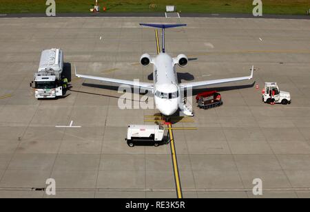 Flughafen Düsseldorf International, Lufthansa Regional Flugzeug auf der Rollbahn, Handhabung, Bombardier CRJ 200, Düsseldorf. Stockfoto