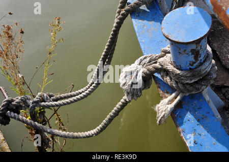 Das Seil von einem alten Boot auf Kerkini See - Griechenland Stockfoto