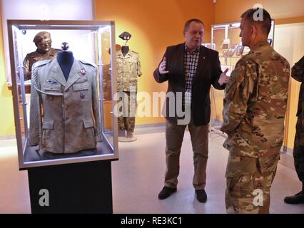 Gen. Daniel Allyn, United States Army Stellvertretender Stabschef, ist ein Denkmal von Tadeusz Buk, Tadeusz Buk, ehemaliger Generalmajor und Befehlshaber der polnischen Land Kräfte, die bei einem Flugzeugabsturz ums Leben kam, in der Nähe von Smolensk, Russland gewidmet, im Jahr 2010 dargestellt. Allyn und Kamper wurden in Polen Polnische Militärbasen und Trainingsgelände in der Vorbereitung für die 4. Inf. Div. bevorstehenden Einsatz in der Unterstützung seiner Verbündeten in der NATO und den Betrieb Atlantic lösen. Stockfoto