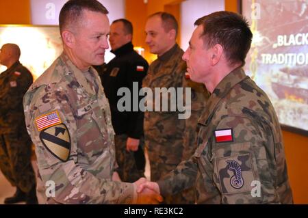 Gen. Daniel Allyn, United States Army Stellvertretender Stabschef, schüttelt die Hand eines polnischen Soldaten bei seinem Besuch im Heritage House Military Museum in Zagan, Polen, November 15, 2016. Allyn und Kamper wurden in Polen Polnische Militärbasen und Trainingsgelände in der Vorbereitung für die 4. Inf. Div. bevorstehenden Einsatz in der Unterstützung seiner Verbündeten in der NATO und den Betrieb Atlantic lösen. Stockfoto